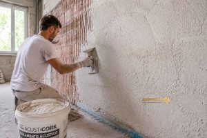 نمایی از اجرای عایق حرارتی پودری زیمابان روی سطح ساختمانی برای کاهش انتقال دما