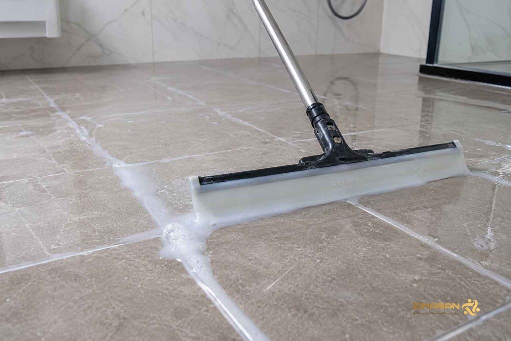 اجرای آببندی سرویس بهداشتی با نانو عایق رطوبتی و تی دستهبلند روی بندهای کاشی