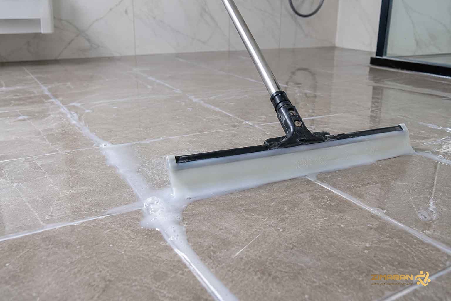 اجرای آببندی سرویس بهداشتی با نانو عایق رطوبتی و تی دستهبلند روی بندهای کاشی