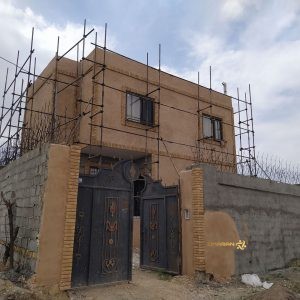 اجرای نمای کاهگلی در حیاط اقامتگاه بوم‌گردی با محصول زیمابان