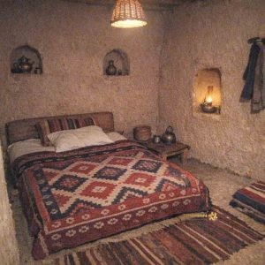 اجرای کاهگل در فضای داخلی اقامتگاه بوم‌گردی با دکوراسیون سنتی