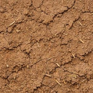استادکار در حال ماله‌کشی دستی کاهگل روی نمای آجری