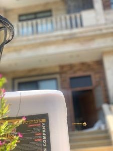 نمای ساختمان در حال عایق‌کاری رطوبتی برای جلوگیری از شوره و نفوذ باران نانو عایق رطوبتی زیمابان؛ کاربردها و روش استفاده