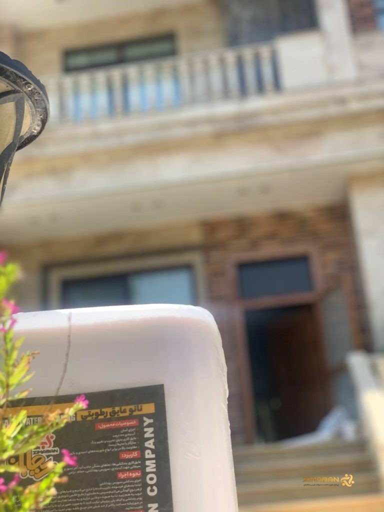نمای ساختمان در حال عایق‌کاری رطوبتی برای جلوگیری از شوره و نفوذ باران نانو عایق رطوبتی زیمابان؛ کاربردها و روش استفاده