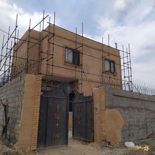 اجرای نمای کاهگلی در حیاط اقامتگاه بوم‌گردی با محصول زیمابان