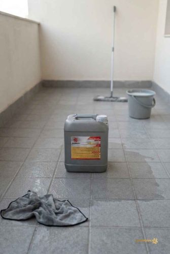 نمای نزدیک از کف تراس آب‌بندی‌شده با نانو عایق رطوبتی زیمابان برای جلوگیری از نفوذ آب و رطوبت