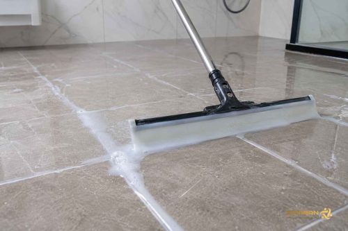 اجرای آب‌بندی سرویس بهداشتی با نانو عایق رطوبتی زیمابان